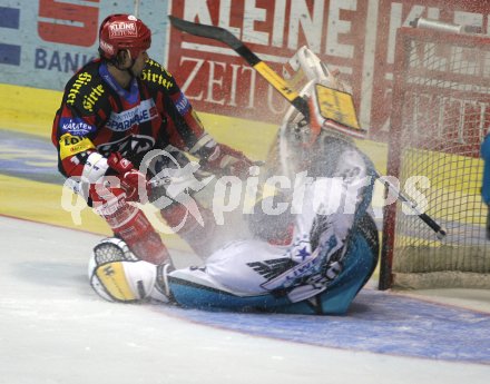 Eishockey Bundesliga. KAC gegen Linz. Tony iob vor Pavel Nestarek . Klagenfurt, am 4.10.2005.
---
pressefotos, pressefotografie, kuess, qs, qspictures, sport, bild, bilder, bilddatenbank