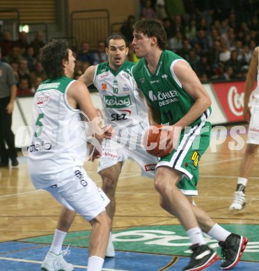 Basketball Bundesliga. W?rthersee Piraten gegen Kapfenberg. Selmir Husanovic, Joachim Buggelsheim (Piraten), Martin Kohlmaier (Kapfenberg). Klagenfurt, am 11.12.2006.
Foto: Kuess
---
pressefotos, pressefotografie, kuess, qs, qspictures, sport, bild, bilder, bilddatenbank