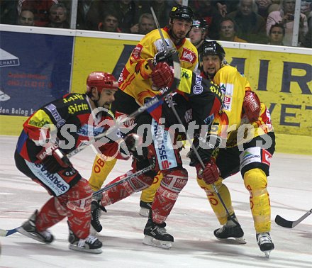 Eishockey Bundesliga. KAC gegen Vienna Capitals. Die K?rntner konnten sich kaum aus der Umklammerung der Wiener l?sen. K?nig gegen Washburn. Klagenfurt, am 10.4.2005.
---
pressefotos, pressefotografie, kuess, qs, qspictures, sport, bild, bilder, bilddatenbank