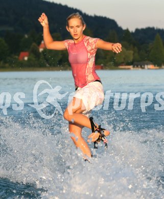 Wasserski. Tina Rauchenwald. U17 Weltmeisterin. Figurenlauf. P?rtschach, am 2.9.2006.
---
pressefotos, pressefotografie, kuess, qs, qspictures, sport, bild, bilder, bilddatenbank