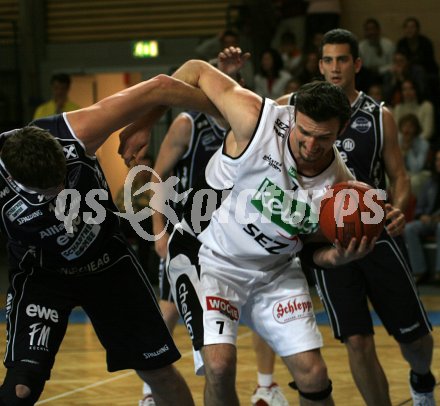 Basketball Bundesliga. W?rthersee Piraten gegen Gmunden. Andreas Helmigk gegen Matthias Mayer. Klagenfurt, am 19.11.2005.
---
pressefotos, pressefotografie, kuess, qs, qspictures, sport, bild, bilder, bilddatenbank