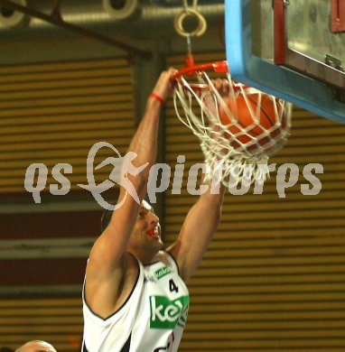 Basketball Bundesliga. W?rthersee Piraten gegen Superfund Bulls Kapfenberg. Bryan Lucas. Klagenfurt, am 17.12.2005.
---
pressefotos, pressefotografie, kuess, qs, qspictures, sport, bild, bilder, bilddatenbank