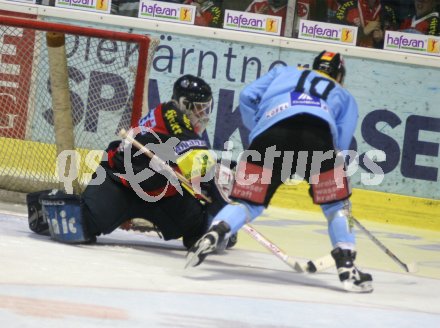 Eishockey Bundesliga. KAC gegen Innsbruck. Dan Cloutier gegen Patrick M?ssmer. Klagenfurt, am 22.3.2005.
---
pressefotos, pressefotografie, kuess, qs, qspictures, sport, bild, bilder, bilddatenbank