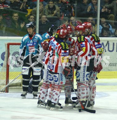Eishockey Bundesliga KAC gegen Linz. Die KAC-ler bejubeln das 1:0. Jubel KAC. Klagenfurt, am 9.12.2005.
Foto: Kuess
---
pressefotos, pressefotografie, kuess, qs, qspictures, sport, bild, bilder, bilddatenbank