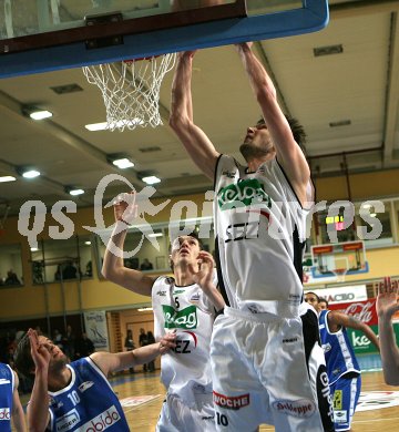 Basketball Bundesliga. W?rthersee Piraten gegen Oberwart Gunners. Samuel Knabl, Selmir Husanovic (Piraten). Klagenfurt, am 18.3.2006.
---
pressefotos, pressefotografie, kuess, qs, qspictures, sport, bild, bilder, bilddatenbank