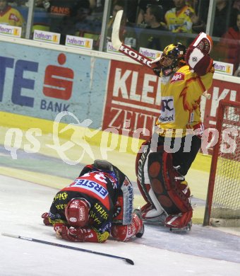 Eishockey Bundesliga. KAC gegen Vienna Capitals.Mario Schaden liegt verletzt am Boden, Frederic Chabot mit Unschuldsgeste. Klagenfurt, am 31.3.2005.
---
pressefotos, pressefotografie, kuess, qs, qspictures, sport, bild, bilder, bilddatenbank