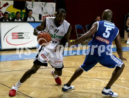 Basketballspiel Piraten gegen Oberwart. Ronell Mingo gegen Johnson Jason (5). Klagenfurt, am 29.10.2004
---
pressefotos, pressefotografie, kuess, qs, qspictures, sport, bild, bilder, bilddatenbank