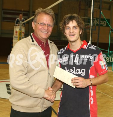 Volleyball Bundesliga. HYPO VBK Pr?sident Peter Ambrozy ?berreicht Beachvolleyball U23 Europameister Alexander HUber einen Gutschein f?r ein Trainingslager auf Teneriffa. Klagenfurt, am 15.10.2006.
Foto: Kuess
---
pressefotos, pressefotografie, kuess, qs, qspictures, sport, bild, bilder, bilddatenbank