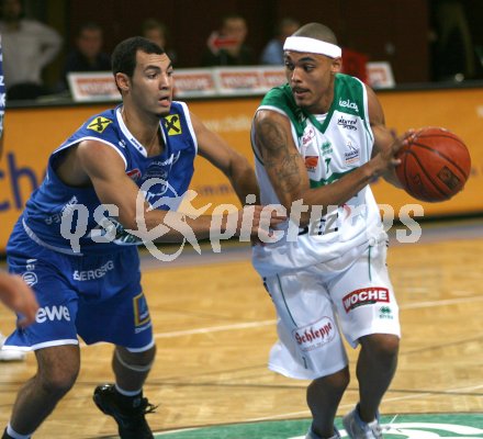Basketball Bundesliga. W?rthersee Piraten gg. Swans Gmunden. Ian Boylan (Gmunden), Anthony Shavies (Piraten). Klagenfurt, am 20.10.2006.
---
pressefotos, pressefotografie, kuess, qs, qspictures, sport, bild, bilder, bilddatenbank