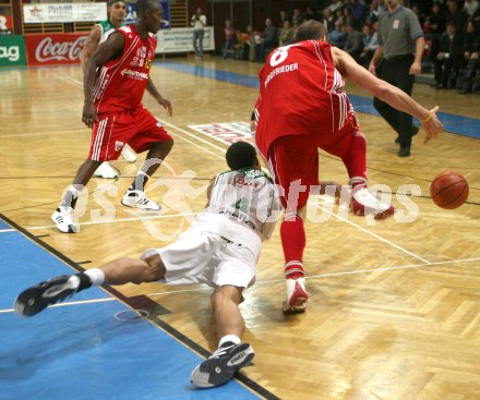 Basketball Bundesliga. W?rthersee Piraten gegen Wels. Kris Clarkson (Piraten), Markus Pargfrieder (Wels). KLagenfurt, am 12.11.2006.
Foto: Kuess
---
pressefotos, pressefotografie, kuess, qs, qspictures, sport, bild, bilder, bilddatenbank