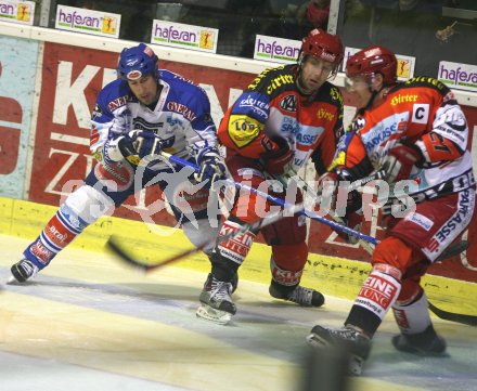 Eishockey Bundesliga. KAC gegen VSV. Ricard Persson, Jeremy Rebek (KAC), Dany Bousquet (VSV). Klagenfurt, am 23.11.2006.
Foto: Kuess
---
pressefotos, pressefotografie, kuess, qs, qspictures, sport, bild, bilder, bilddatenbank