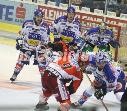 Eishockey Bundesliga. KAC gegen VSV. Der VSV in Lauerstellung. Markus Peintner, Mike Stewart, Gert Prohaska, (VSV), Chad Hinz (KAC). Klagenfurt, am 10.10.2006.
---
pressefotos, pressefotografie, kuess, qs, qspictures, sport, bild, bilder, bilddatenbank