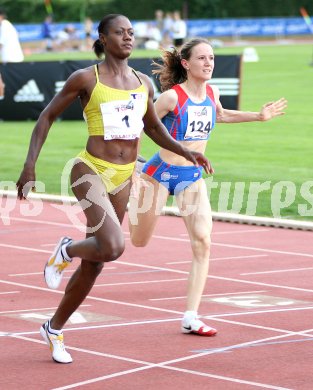 Leichtathletik. Austrian Top 4 Meeting. 100 Meter Damen. Marlene Ottey, Doris R?ser. Villach, am 14.7.2006. 
---
pressefotos, pressefotografie, kuess, qs, qspictures, sport, bild, bilder, bilddatenbank