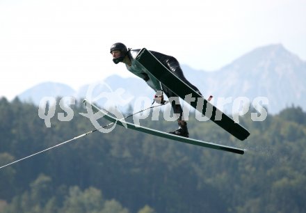 Wasserski. Immanuel Egger. Springen. P?rtschach, am 2.9.2006.
---
pressefotos, pressefotografie, kuess, qs, qspictures, sport, bild, bilder, bilddatenbank