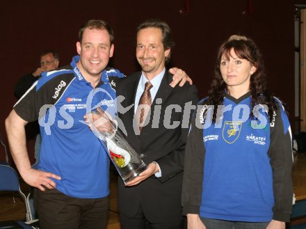 Volleyball Bundesliga. SK Aich/Dob Trainer und Manager Martin Micheu ?bernimmt den Pokal f?r den 3. Platz von Sportlandesrat Wolfgang Schantl.
---
pressefotos, pressefotografie, kuess, qs, qspictures, sport, bild, bilder, bilddatenbank