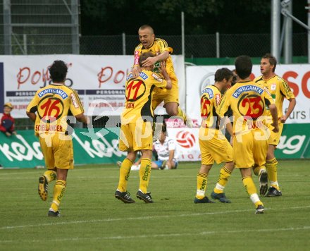 Fussball. Red Zac Liga. FCK gg Kapfenberg. Torjubel des FCK. Bubalo bejubelt Toths Tor. Klagenfurt, am 29.8.2006.
---
pressefotos, pressefotografie, kuess, qs, qspictures, sport, bild, bilder, bilddatenbank
