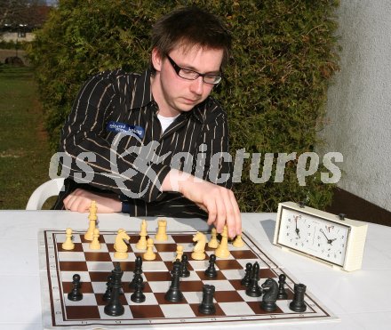 Schach. IM Herwig Pilaj. Weizelsdorf, am 14.4.2006.
---
pressefotos, pressefotografie, kuess, qs, qspictures, sport, bild, bilder, bilddatenbank