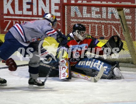 Eishockey Bundesliga. KAC gegen Salzburg. an Cloutier im Spagat f?ngt den Puck.
---
pressefotos, pressefotografie, kuess, qs, qspictures, sport, bild, bilder, bilddatenbank