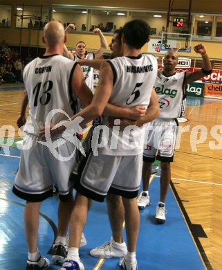 Basketball Bundesliga. W?rthersee Piraten gegen Kapfenberg Bulls. Jubel der W?rthersee Piraten nach dem Sieg gegen Kapfenberg. Klagenfurt, am 9.4.2005
---
pressefotos, pressefotografie, kuess, qs, qspictures, sport, bild, bilder, bilddatenbank