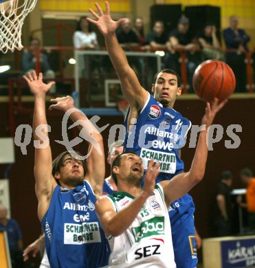 Basketball Bundesliga. W?rthersee Piraten gg. Swans Gmunden. Florian Sch?ninger, Ian Boylan (Gmunden), Samo Grum (Piraten). Klagenfurt, am 20.10.2006.
---
pressefotos, pressefotografie, kuess, qs, qspictures, sport, bild, bilder, bilddatenbank