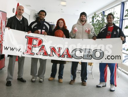 Basketball Bundesliga. W?rthersee Piraten. Nenad Videka, Tobe Carberry, Corinna Kofler (Panaceo), Joachim Buggelsheim und Damien McSwine.
---
pressefotos, pressefotografie, kuess, qs, qspictures, sport, bild, bilder, bilddatenbank