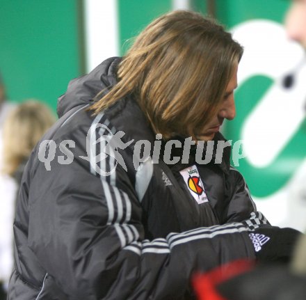 Fussball Red Zac Bundesliga. FC K?rnten gegen Parndorf.  Richard Huber blickt auf die Uhr. Ist die Zeit abgelaufen. . Klagenfurt, am 28.11.2006.
Foto: Kuess
---
pressefotos, pressefotografie, kuess, qs, qspictures, sport, bild, bilder, bilddatenbank