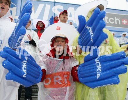 Beachvolleyball. M?dchen mit Regenschutz und ?berdimensionalen Nokia Handschuhen. Klagenfurt, am 2.8.2006.
---
pressefotos, pressefotografie, kuess, qs, qspictures, sport, bild, bilder, bilddatenbank