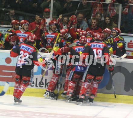 Eishockey Bundesliga. KAC gegen Innsbruck.Torjubel des KAC. Klagenfurt, am 27.3.2005.
---
pressefotos, pressefotografie, kuess, qs, qspictures, sport, bild, bilder, bilddatenbank