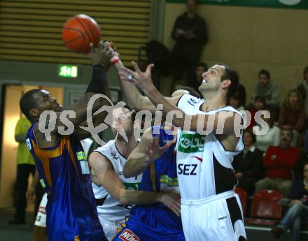 Basketball Bundesliga. W?rthersee Piraten gegen St. P?ltner Haie. Bryan Lucas, Andreas Helmigk. Klagenfurt, am 30.12.2005.
Foto: Kuess
---
pressefotos, pressefotografie, kuess, qs, qspictures, sport, bild, bilder, bilddatenbank