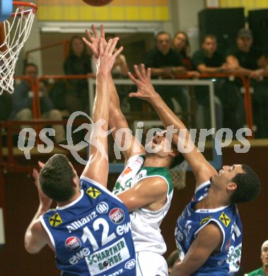 Basketball Bundesliga. W?rthersee Piraten gg. Swans Gmunden.  Matthias Mayer, Ian Boylan (Gmunden), Samo Grum (Piraten). Klagenfurt, am 20.10.2006.
---
pressefotos, pressefotografie, kuess, qs, qspictures, sport, bild, bilder, bilddatenbank