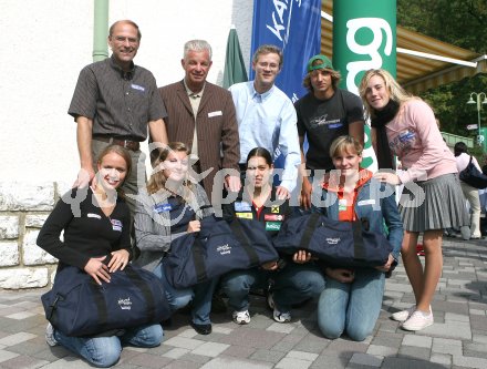 Package ?bergabe an die Vertragssportler von K?rnten Sport. Raimund Berger, Landessportdirektor Reinhard Tellian, Werner Pietsch (Kelag), Immanuel Egger (Wasserski), Julia Schmid (Kajak), Jasmin Ouschan (Billard), Mercedes Raunig (Badminton), Kerstin Pichler (Volleyball), Uschi Halbreiner (Schwimmen). Forstsee, am 29.9.2006.
---
pressefotos, pressefotografie, kuess, qs, qspictures, sport, bild, bilder, bilddatenbank