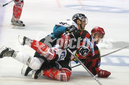 Eishockey Bundesliga. KAC gegen Linz. Die Linzer halten den KAC nieder - Georg Privoznik gegen Jens Kraiger. Klagenfurt, am 4.10.2005.


---
pressefotos, pressefotografie, kuess, qs, qspictures, sport, bild, bilder, bilddatenbank