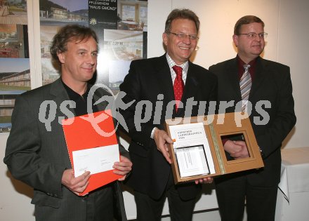 LHStv. Peter Ambrozy verleiht den Landesbaupreis f?r das Projekt Altenwohnheim Gm?nd.Von links: Arch. DI Wolfgang Schwarzenbacher, LHStv. Peter Ambrozy, Vzbgm. und Vorsitzender des Sozialhilfeverbandes Spittal/Drau Armin Rauter. Klagenfurt, Napoleonstadel, am 1.12.2004.
---
pressefotos, pressefotografie, kuess, qs, qspictures, sport, bild, bilder, bilddatenbank