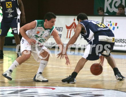 Basketball Bundeslige. W?rthersee Piraten gegen Panthers F?rstenfeld. Andreas Kuttnig  (Piraten), Jason Detrick (F?rstenfeld). Klagenfurt, am 30.12.2006.
Foto: qspictures/Nadja Kuess
---
pressefotos, pressefotografie, kuess, qs, qspictures, sport, bild, bilder, bilddatenbank