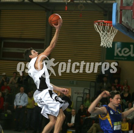 Basketball Bundesliga. W?rtherse Piraten gegen St. P?lten. Selmir Husanovic. Klagenfurt, am 26.2.2006.
---
pressefotos, pressefotografie, kuess, qs, qspictures, sport, bild, bilder, bilddatenbank