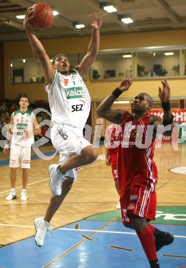 Basketball Bundesliga. W?rthersee Piraten gegen Wels. Anthony Shavies (Piraten), Richard Elias Andreson (Wels). KLagenfurt, am 12.11.2006.
Foto: Kuess
---
pressefotos, pressefotografie, kuess, qs, qspictures, sport, bild, bilder, bilddatenbank