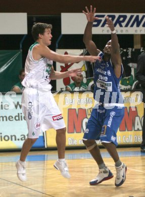 Basketball Bundesliga. W?rthersee Piraten gg. Swans Gmunden. Marco Breithuber (Piraten), Deteri Mayes (Gmunden). Klagenfurt, am 20.10.2006.
Foto: qspictures/Nadja Kuess
---
pressefotos, pressefotografie, kuess, qs, qspictures, sport, bild, bilder, bilddatenbank