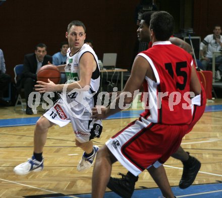 Basketball Bundesliga. W?rthersee Piraten gegen LIONS Arkadia Traiskirchen. Igor Lovric (Piraten) gegen Kristijan Bokanovic (Traiskirchen). Klagenfurt, 16.1.2006.
---
pressefotos, pressefotografie, kuess, qs, qspictures, sport, bild, bilder, bilddatenbank