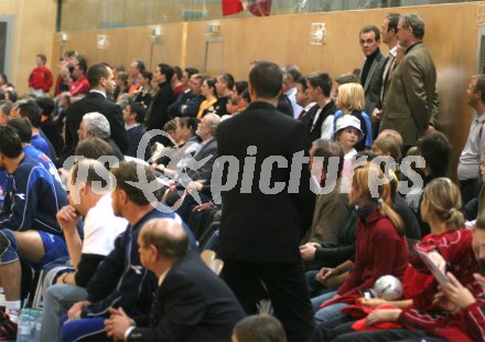 Enorme Sicherheitsvorkehrungen beim Handballl?nderspiel. Spezialagenten bewachten Israels Handballnationalteam. Handball L?nderspiel ?sterreich gegen Israel. Feldkirchen, am 6.1.2005.
---
pressefotos, pressefotografie, kuess, qs, qspictures, sport, bild, bilder, bilddatenbank
