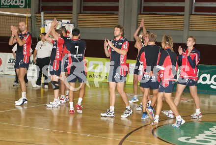 Volleyball Bundesliga. Hypo VBK. Die Mannschaft bedankt sich bei den Fans f?r die Unterst?tzung . Klagenfurt, am 1.10.2005.
---
pressefotos, pressefotografie, kuess, qs, qspictures, sport, bild, bilder, bilddatenbank