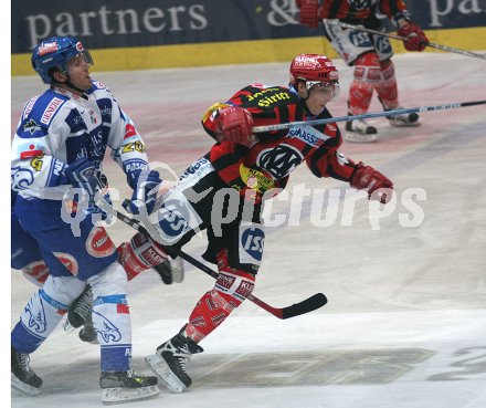 VSV gegen KAC. Der VSV stellt dem KAC ein Bein. Elick gegen Hinz. Villach, am 18.10.2005.

---
pressefotos, pressefotografie, kuess, qs, qspictures, sport, bild, bilder, bilddatenbank