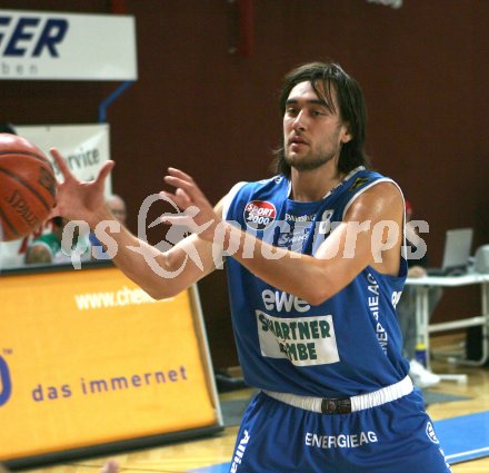 Basketball Bundesliga. W?rthersee Piraten gg. Swans Gmunden.  Florian Sch?ninger (Gmunden). Klagenfurt, am 20.10.2006.
---
pressefotos, pressefotografie, kuess, qs, qspictures, sport, bild, bilder, bilddatenbank