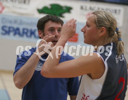 Volleyball Bundesliga Semifinale. Trainer Helmut Voggenberger und Bernadeta Leper.Wildcats gegen Linz. Klagenfurt, am 8.4.2005.


---
pressefotos, pressefotografie, kuess, qs, qspictures, sport, bild, bilder, bilddatenbank
