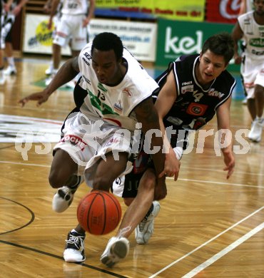 Basketball Bundesliga. W?rthersee Piraten gegen ABC Lions Dornbirn, Damien Mc Swine (Piraten), Vincent Hehle (Dornbirn). Klagenfurt, 12.2.2006.
---
pressefotos, pressefotografie, kuess, qs, qspictures, sport, bild, bilder, bilddatenbank