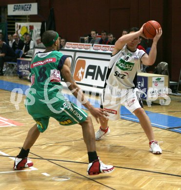 Basketball Bundesliga. W?rthersee Piraten gegen Kapfenberg. Andreas Kuttnig (Piraten), Shawn Ray (Kapfenberg). Klagenfurt, am 23.3.2006.
---
pressefotos, pressefotografie, kuess, qs, qspictures, sport, bild, bilder, bilddatenbank