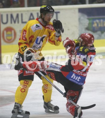 Eishockey Bundesliga. KAC gegen Vienna Capitals. Torsch?tze Kraiger im Stile eines Karatek?mpfers gegen einen Wiener. Klagenfurt, am 5.4.2005.
---
pressefotos, pressefotografie, kuess, qs, qspictures, sport, bild, bilder, bilddatenbank