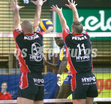 Volleyball Bundesliga. HYPO VBK gegen SK Aich/Dob. Vladimir Lastres Martinez  (Aich/Dob) Marian Vavrek, Peter Polony  (HYPO VBK). Klagenfurt, am 27.2.2006.
---
pressefotos, pressefotografie, kuess, qs, qspictures, sport, bild, bilder, bilddatenbank