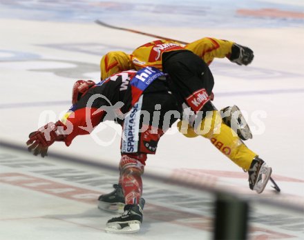 Eishockey Bundesliga. KAC gegen Vienna Capitals. Ob da der KAC das Spiel nicht auf die leichte Schulter genommen hat? Washburn nimmt hier Suorsa auf die Schulter. Klagenfurt, am 10.4.2005.
---
pressefotos, pressefotografie, kuess, qs, qspictures, sport, bild, bilder, bilddatenbank