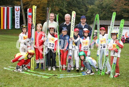 Internationales Nachwuchssprungturnier auf der Sattnitzschanze in Klagenfurt. Hockend: Sonja Schoitsch (Achomitz) und Mikka Schwann (KSG). Stehend: Vinzenz Janesch (KSG), Florian Gugg (KSG), Alexander M?ller (Villach), Barbara J?bstl (KSG), Thomas Ortner (KSG) und Noah Mraz (KSG). Hinten: Dietmar Ortner (Obmann KSG), Landessportdirektor Reinhard Tellian und Karl Pichler (LSVK Referent Sprunglauf).
Foto: Kuess 
---
pressefotos, pressefotografie, kuess, qs, qspictures, sport, bild, bilder, bilddatenbank