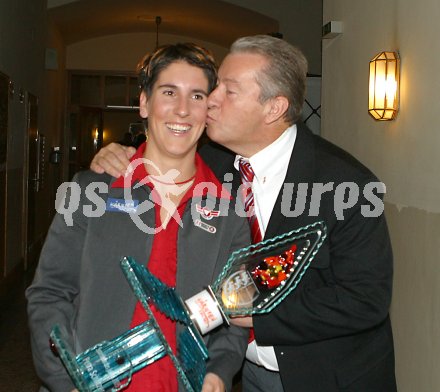 Ehrung Sportlerin des Jahres 2005. Flachwasser Kajak Vizeweltmeisterin Petra Schlitzer und Sportstadtrat Dieter Jandl. Klagenfurt, am 23.12.2005.
---
pressefotos, pressefotografie, kuess, qs, qspictures, sport, bild, bilder, bilddatenbank